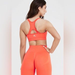 Oner Active
EFFORTLESS SEAMLESS HIGH NECK BRALETTE (size S)